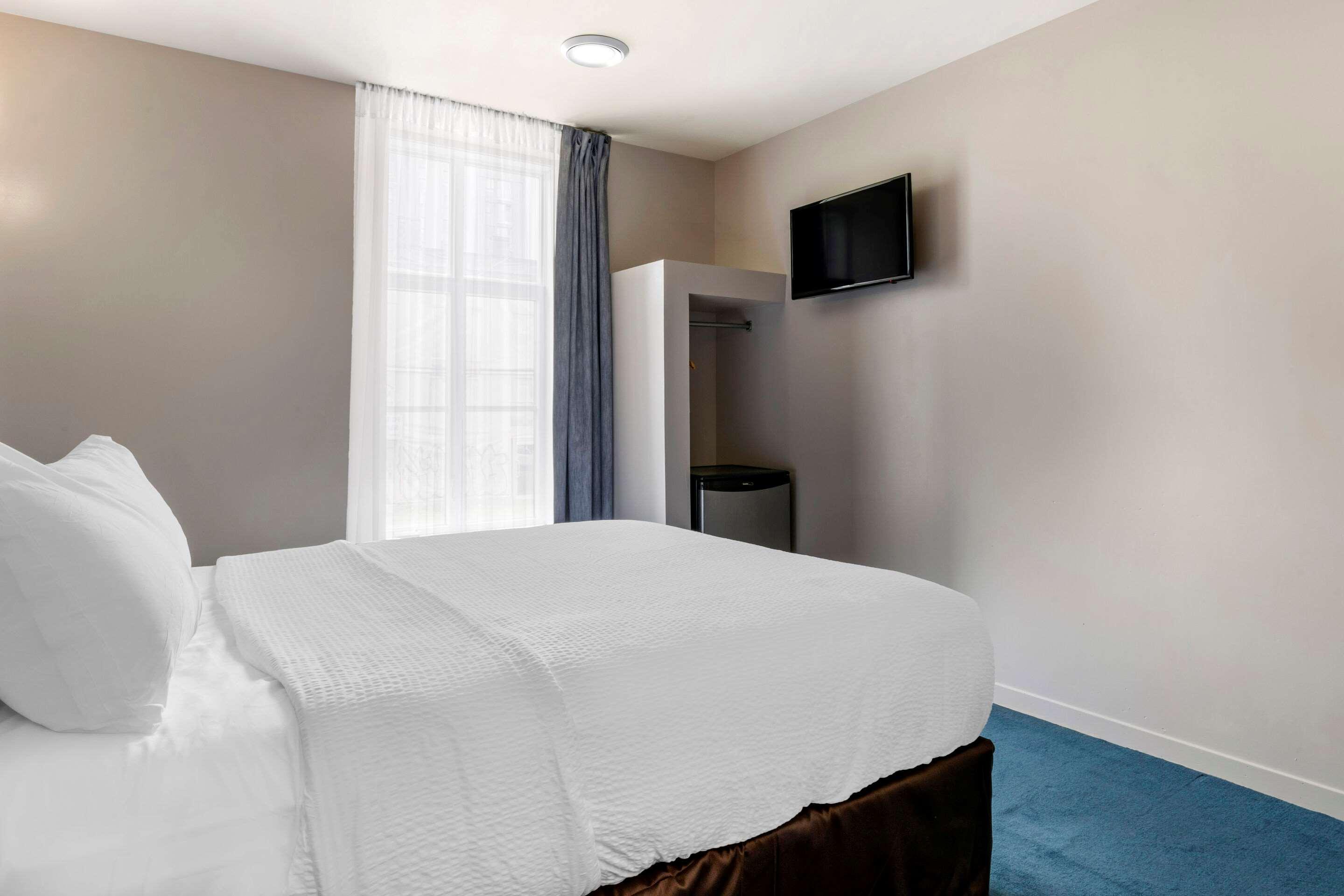 Econo Hotel 2*