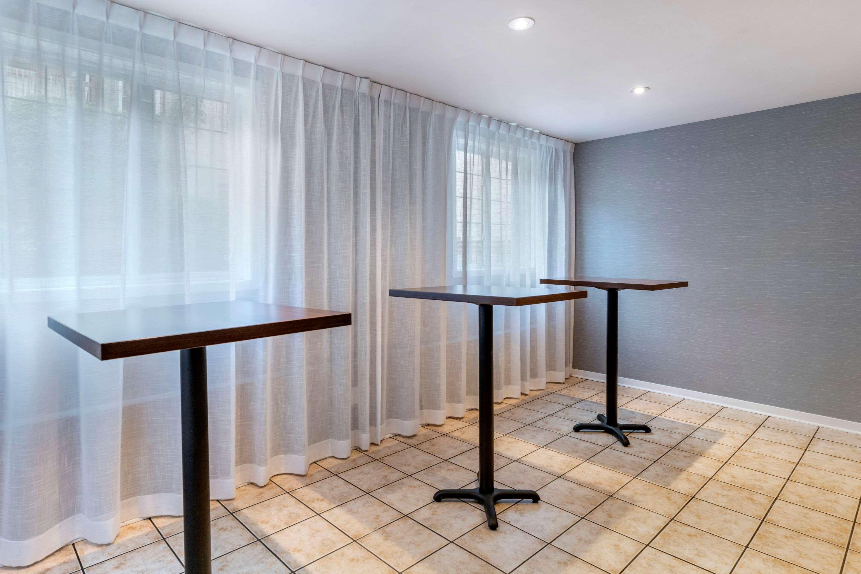 Econo Hotel